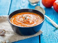 Рецепта Доматена крем супа с домати от консерва, сирене маскарпоне, масло, лук и чесън